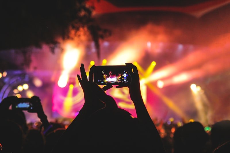 Urban Festival mit Bühne und Publikum bei Nacht